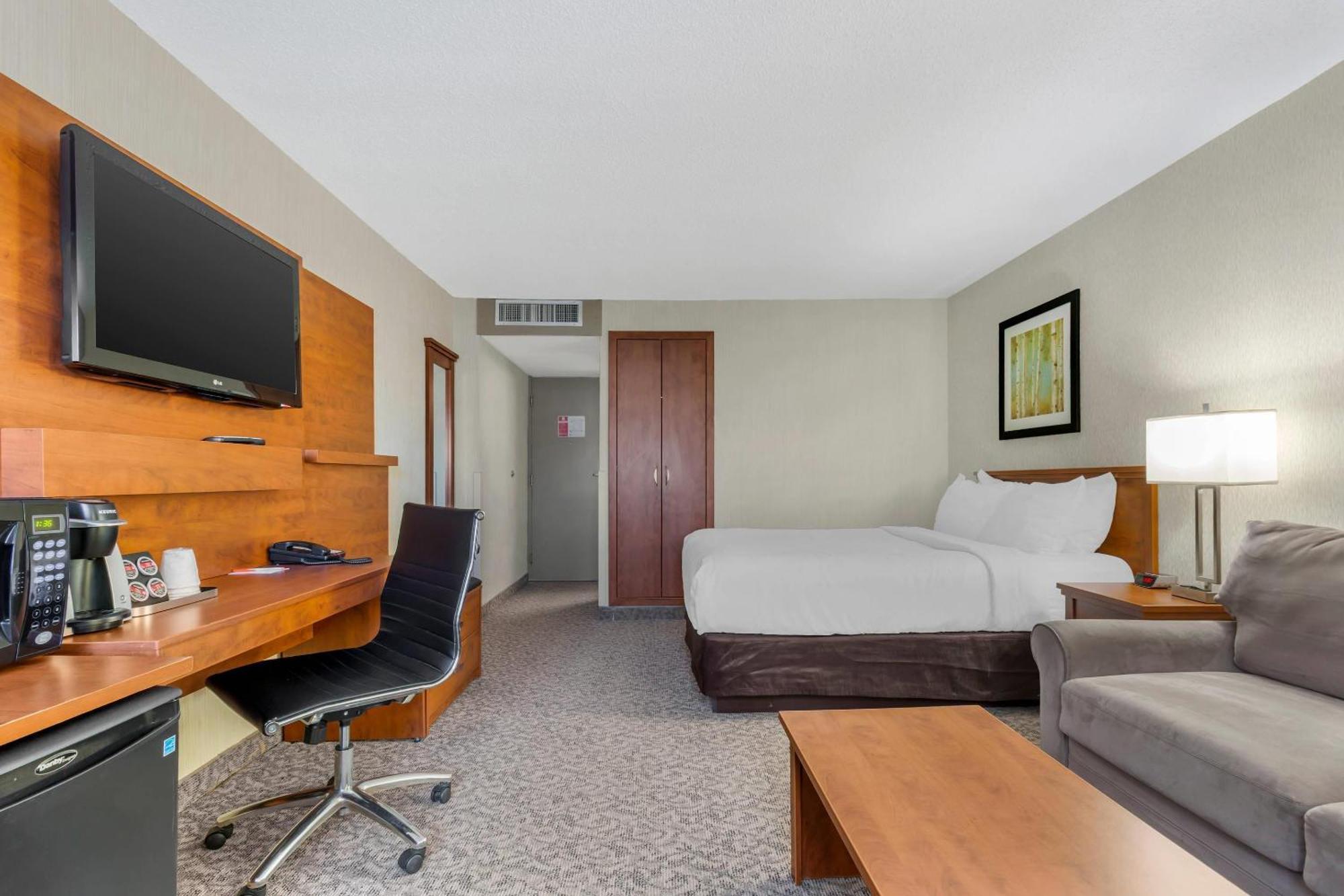 Queen Room with Sofa Bed - Non-Smoking