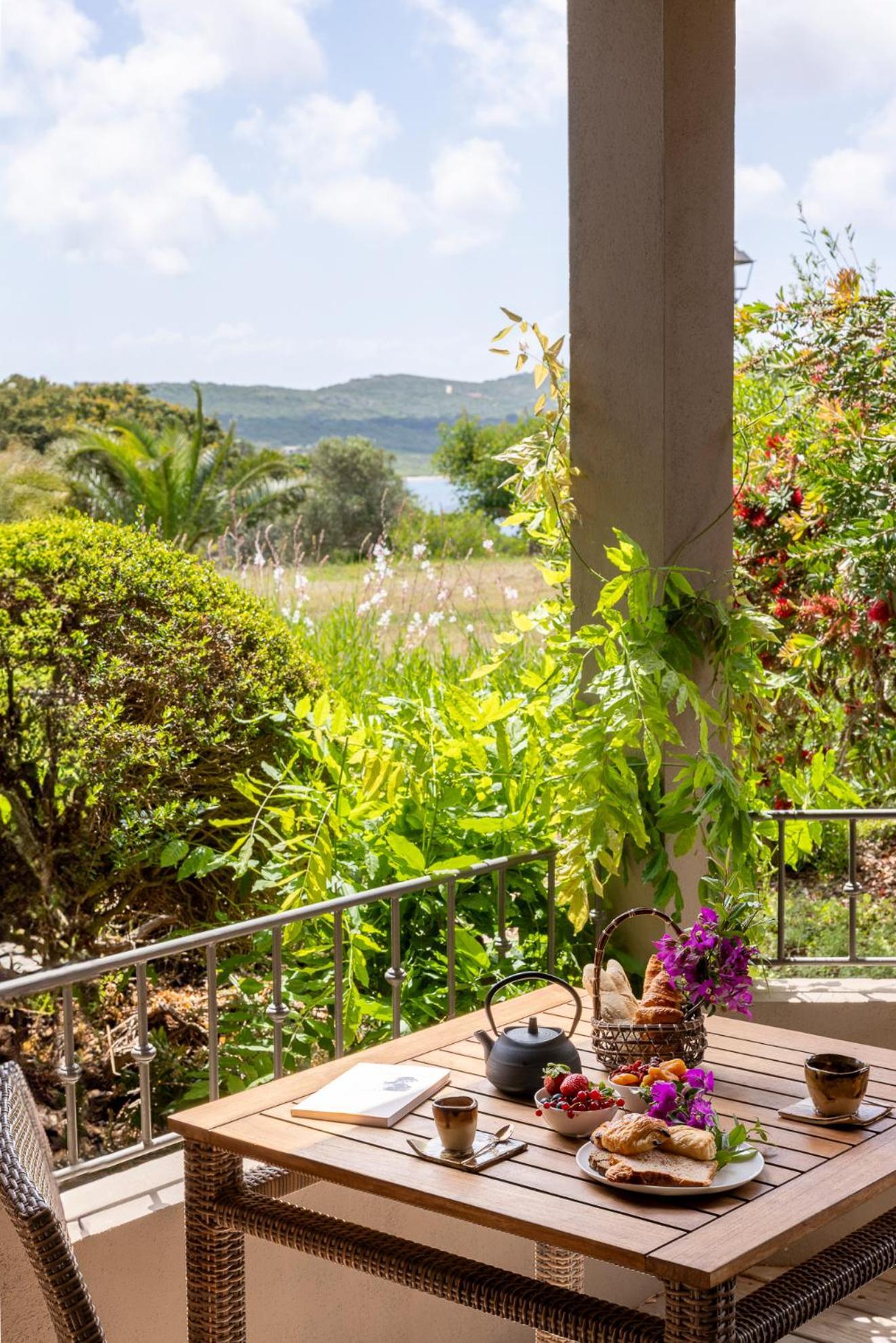 Habitación con cama grande y vistas al jardín