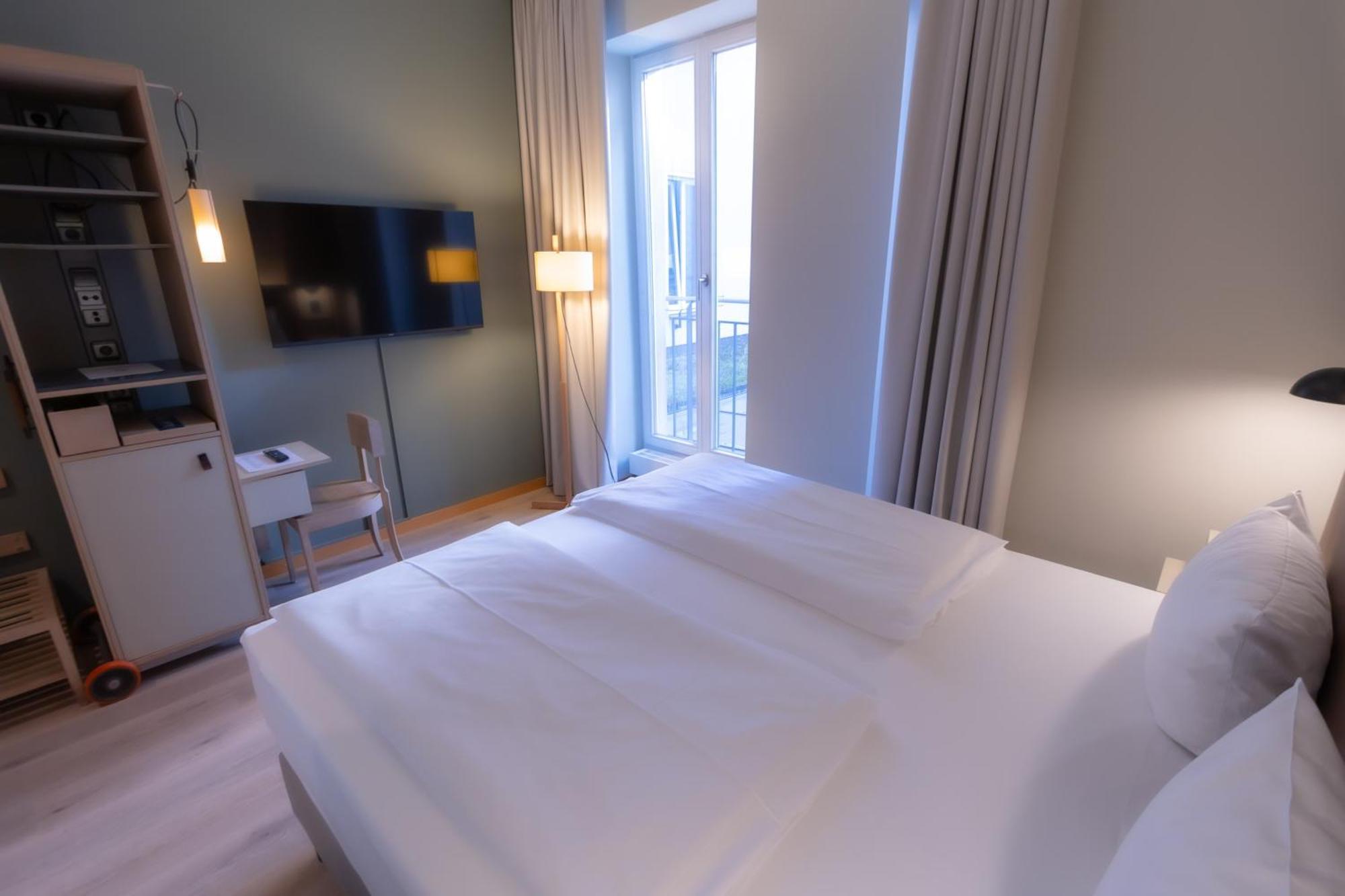 Standard Room 1 King Bed