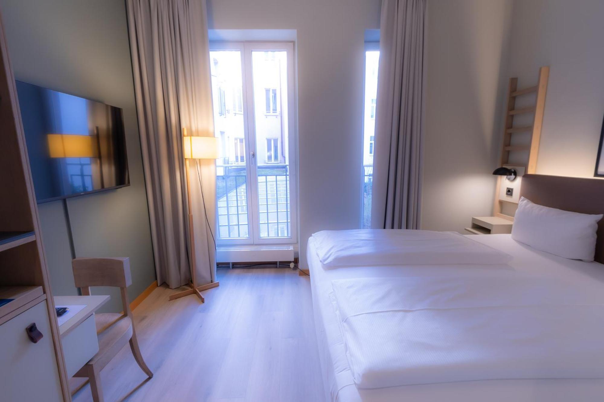 Standard Room 1 King Bed