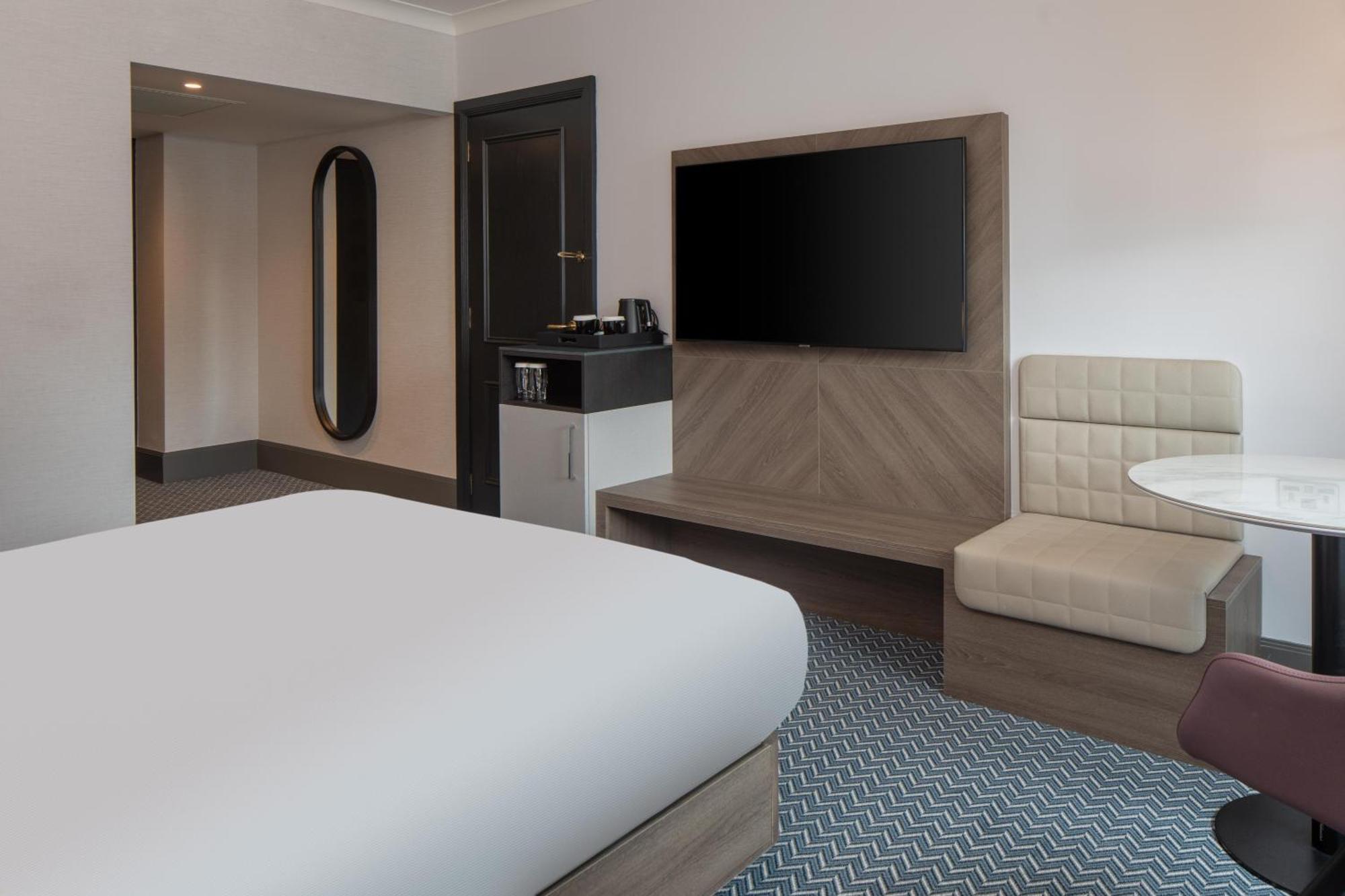 Quarto com Cama Queen-size e Chuveiro Acessível a Cadeirantes - Acessível para Hóspedes com Mobilidade Reduzida
