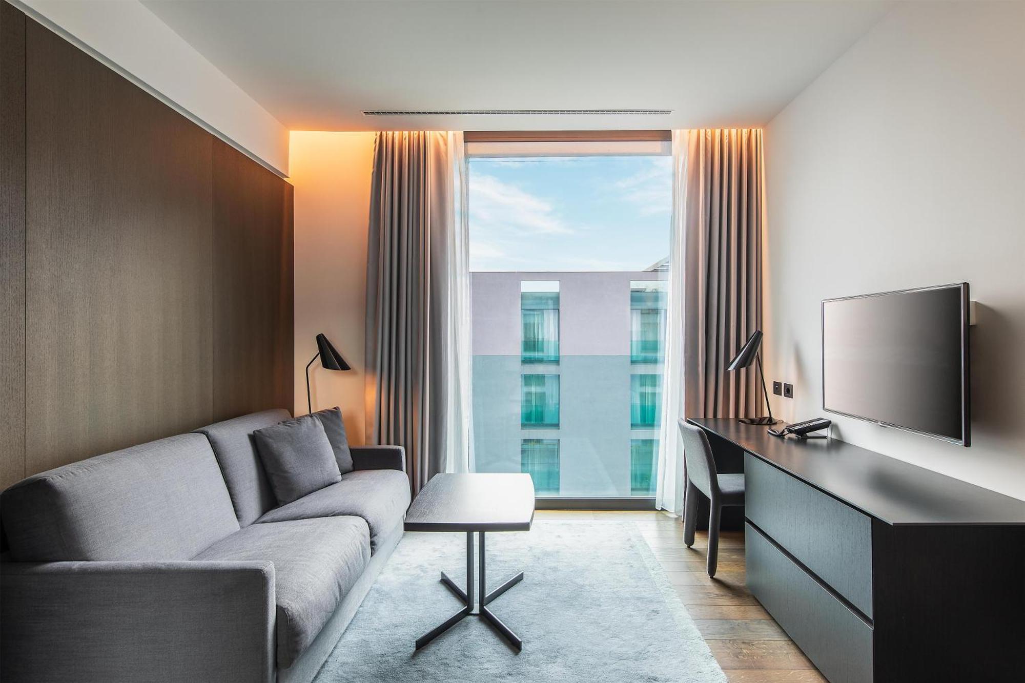 Suite con balcón y vistas al lago