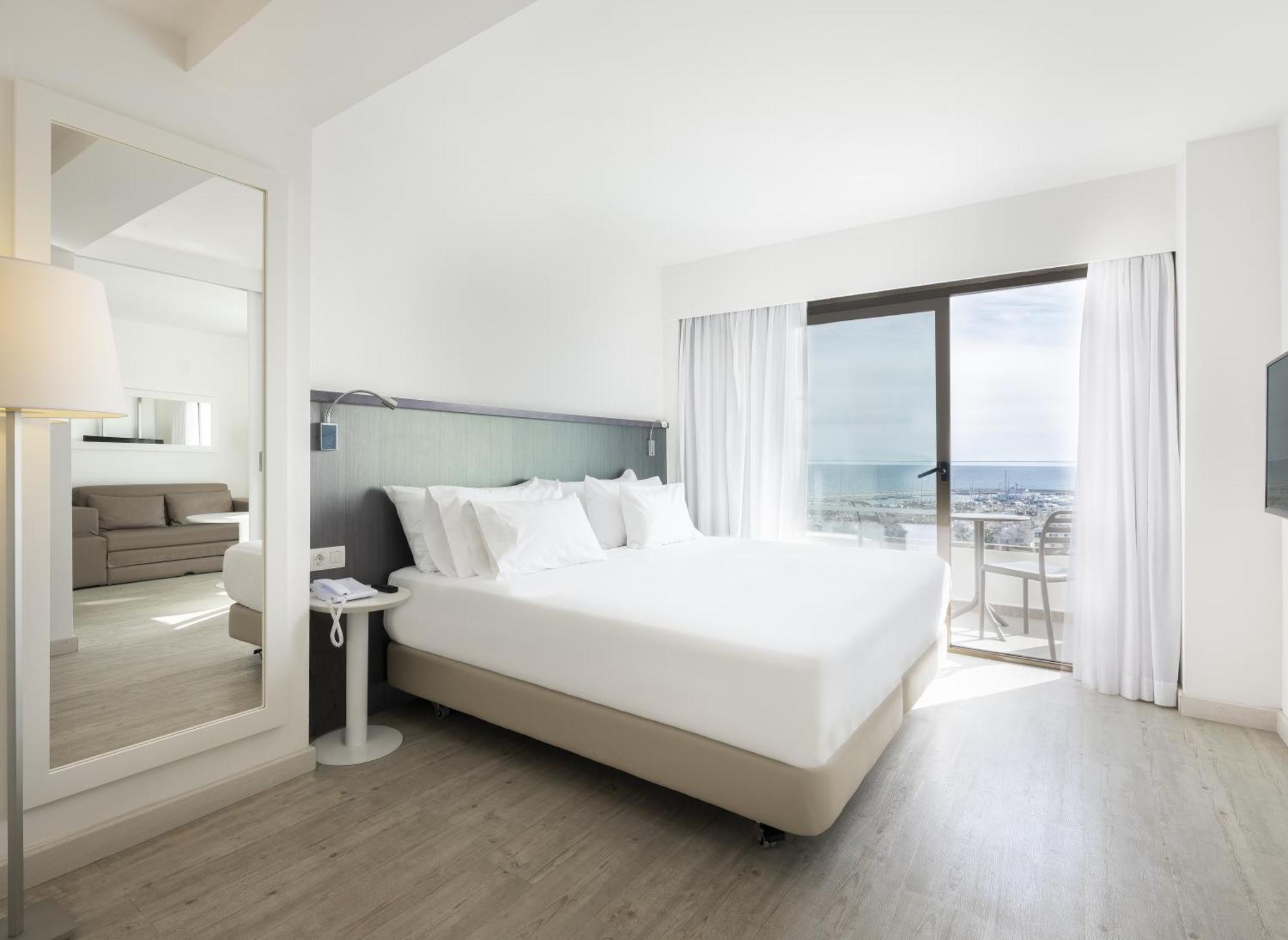 Suite Premium with Side Sea View