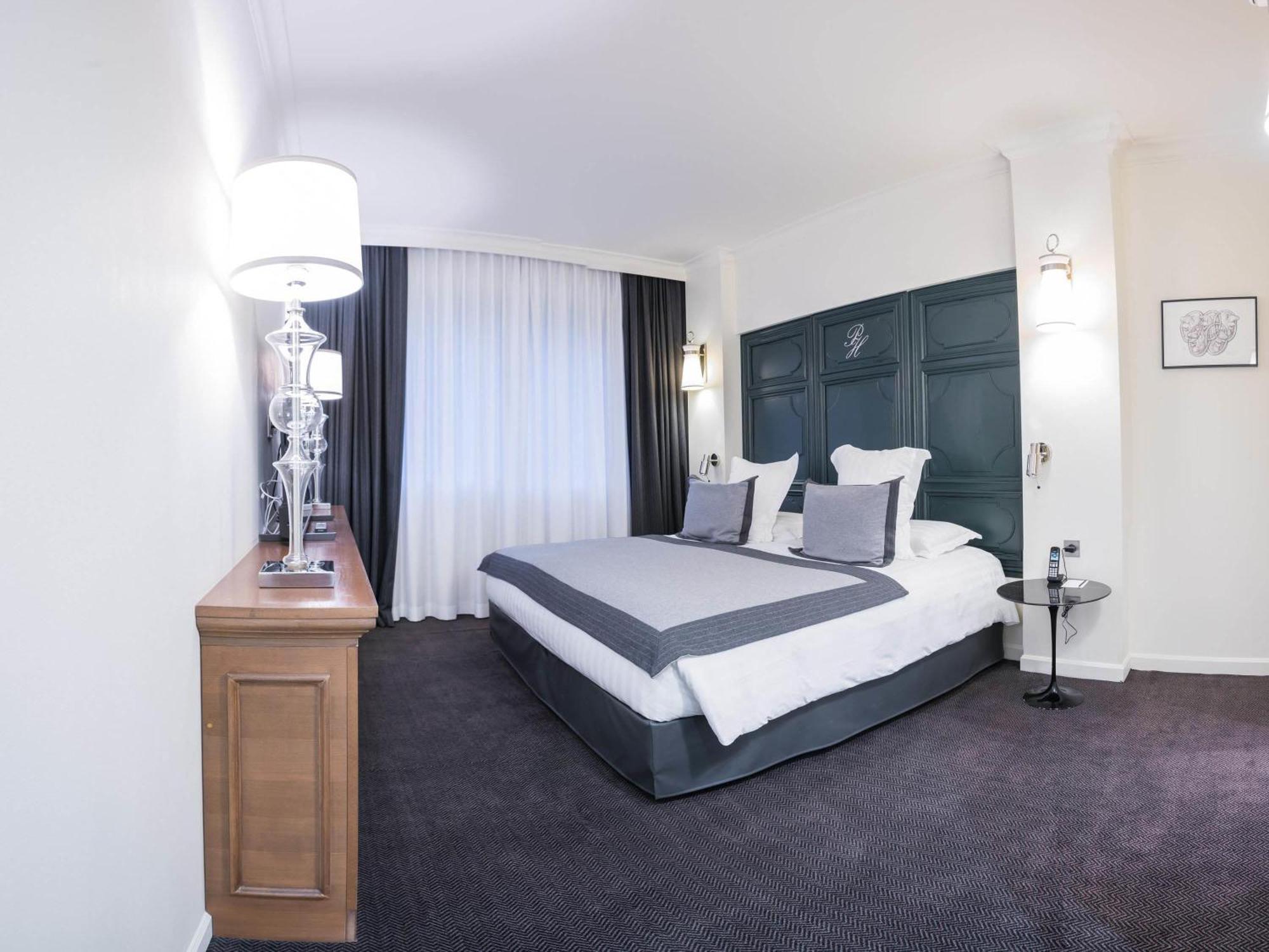 Deluxe Suite with Balcony and Park View - Lounge Area