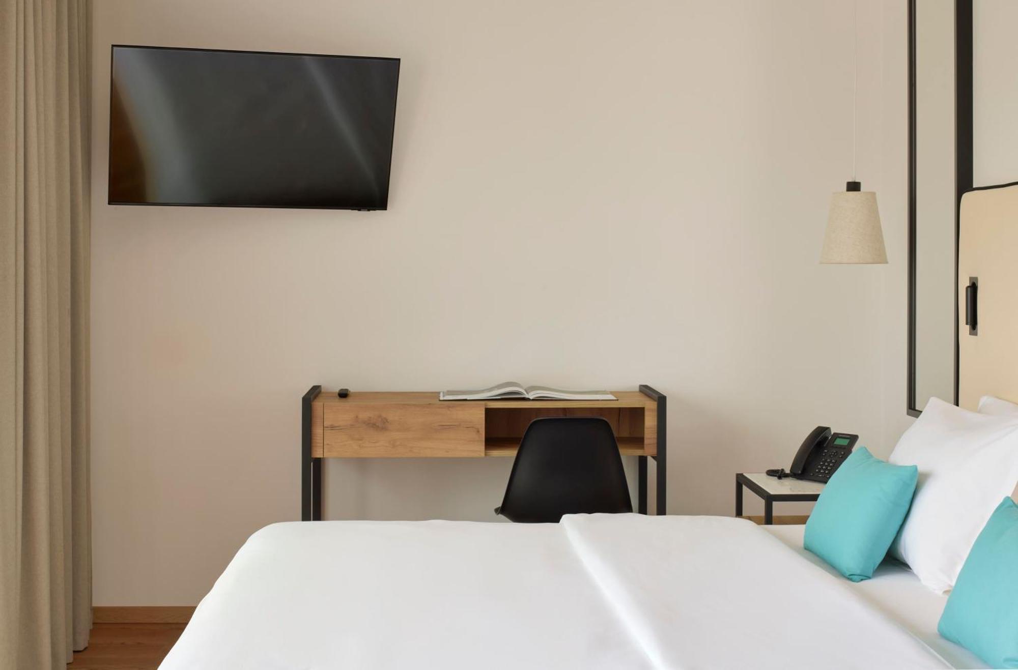 Connecting Sol Room