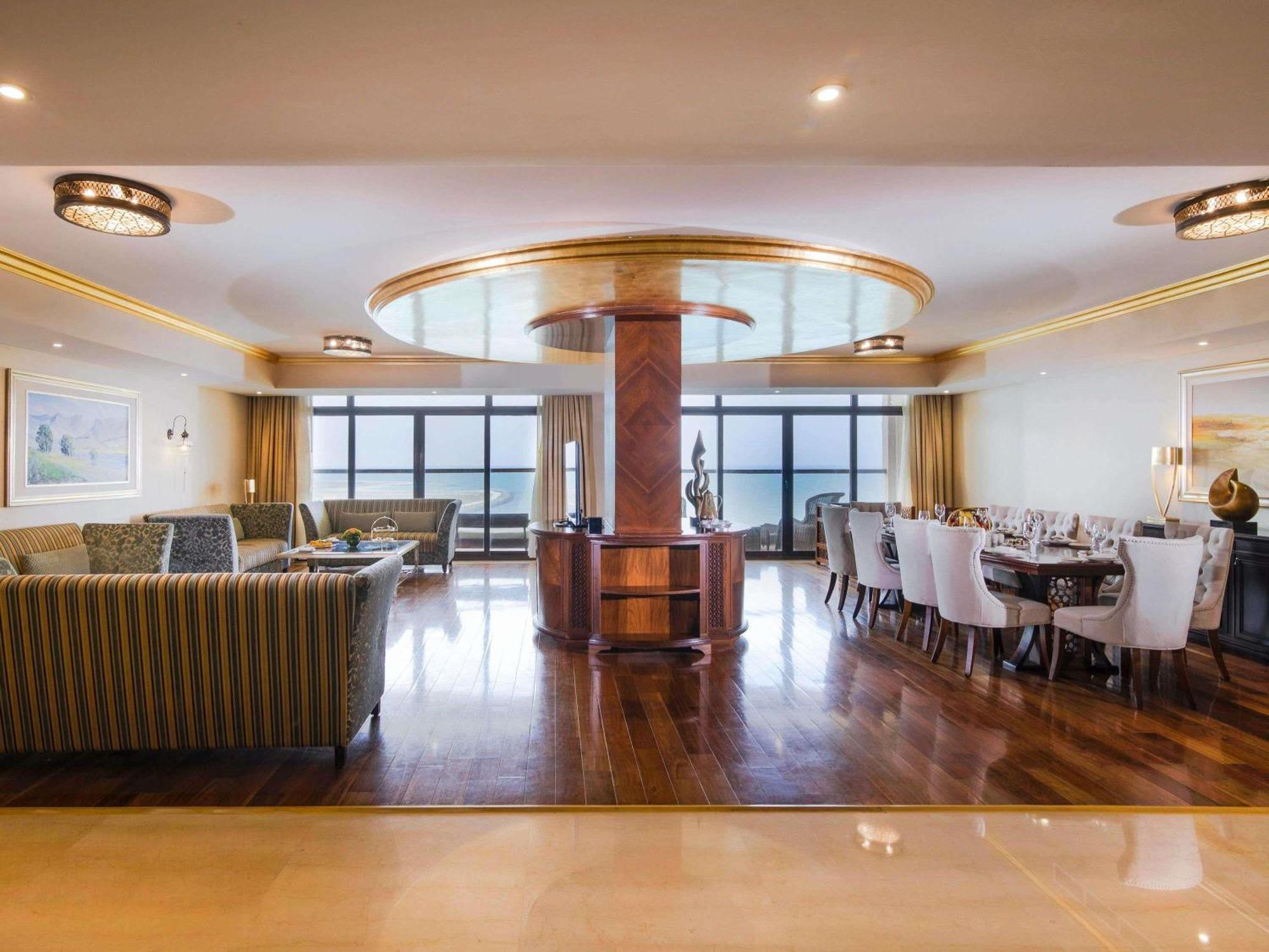 Five-Bedroom Royal Suite Three King Beds Four Twin Beds Sea View