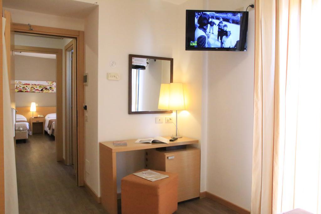 Family Room,553532907:JPEG