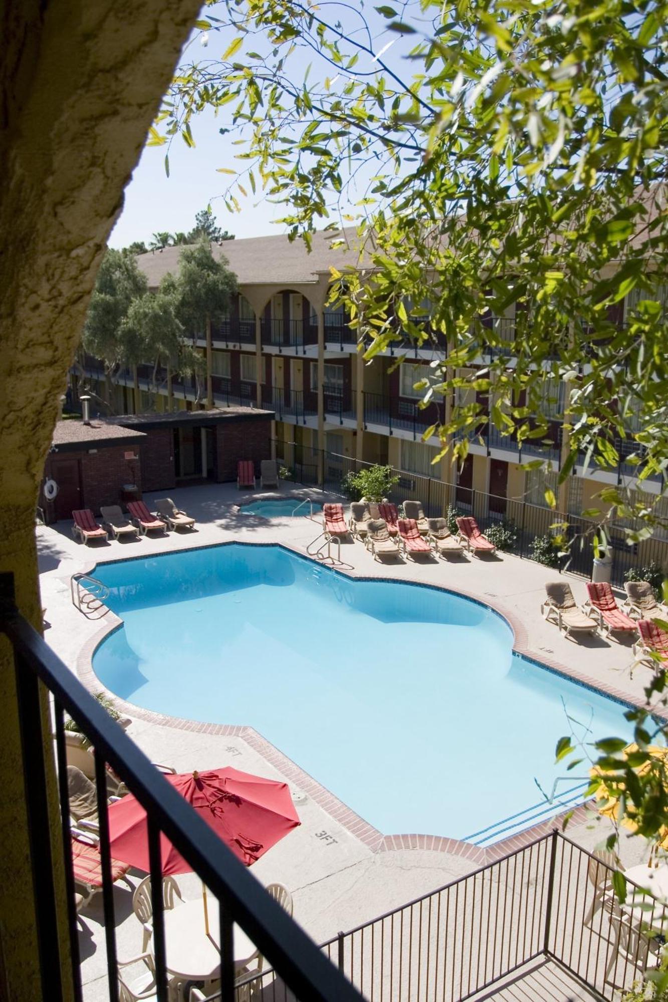 Quarto Queen com 2 Camas Queen-size - Vista da Piscina