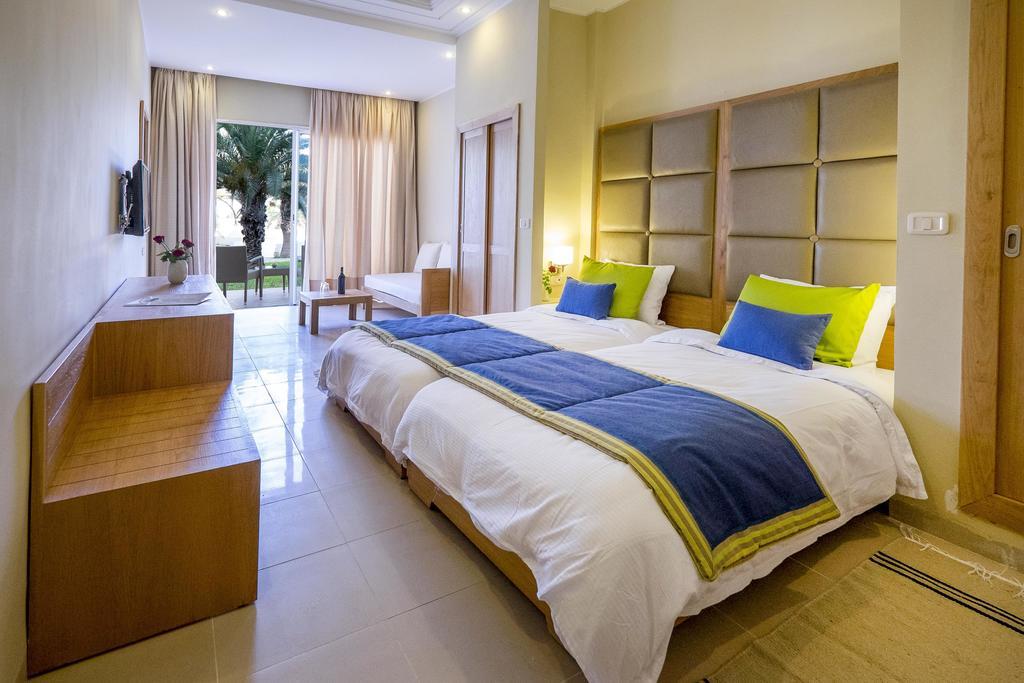 Habitación Triple con vistas al jardín