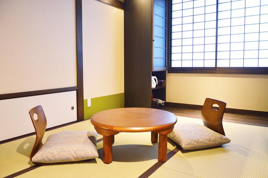 Standaard Tweepersoonskamer in Japanse Stijl met 2 Aparte Bedden en een Douche