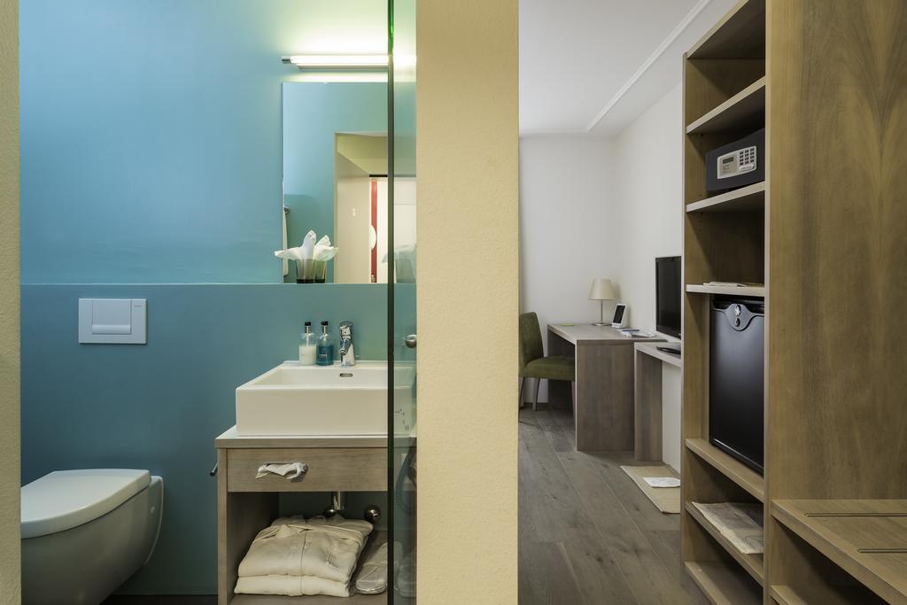 Habitación con cama grande