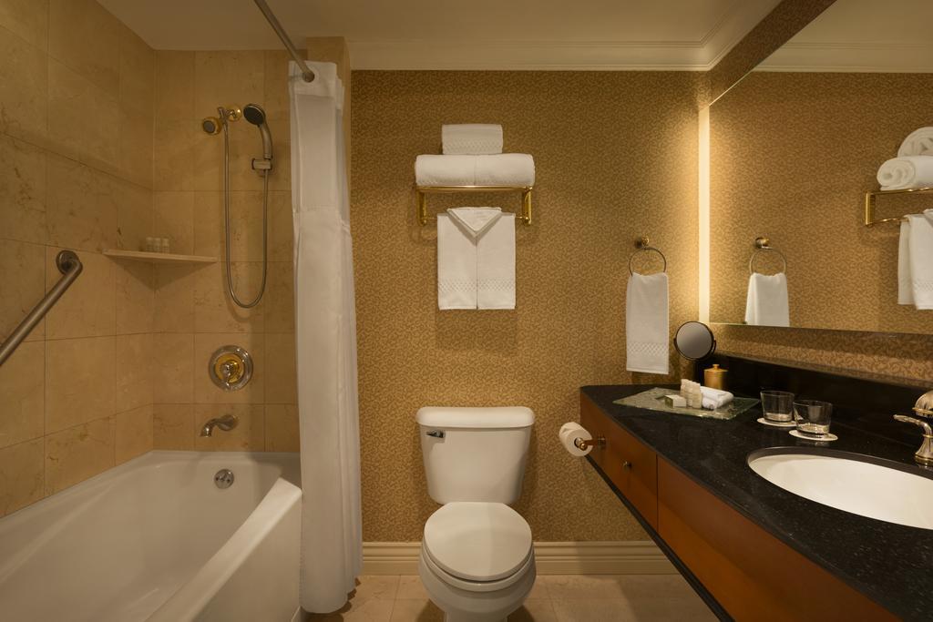 Habitación con cama extragrande.
