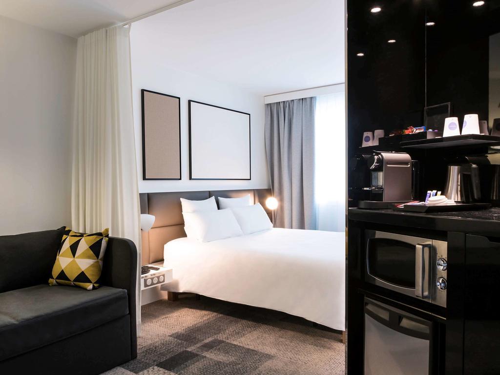 Executive Queen Suite with Sofa,1556238346:JPEG