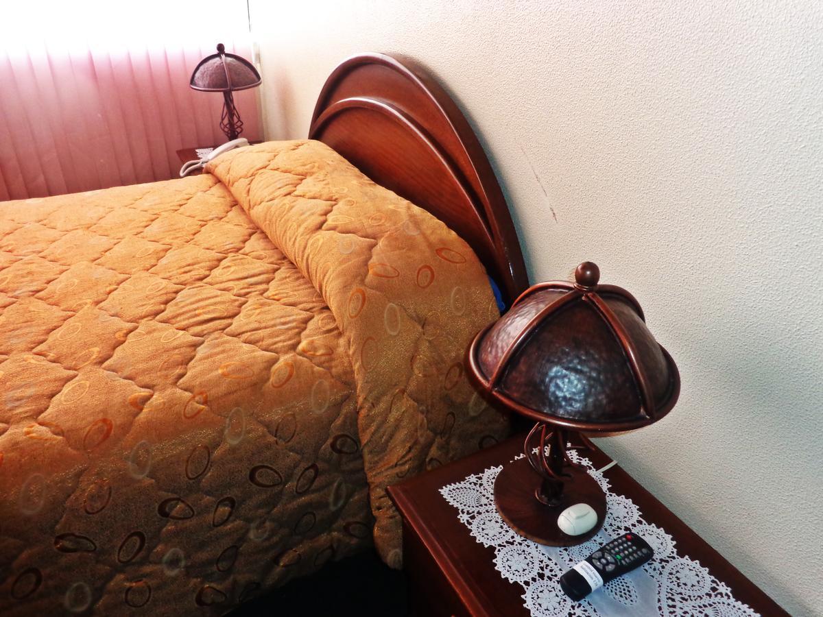 Habitación con cama grande