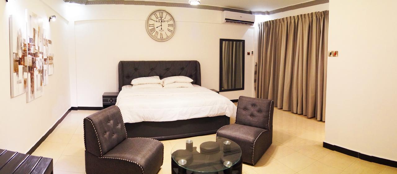 Habitación con cama extragrande.