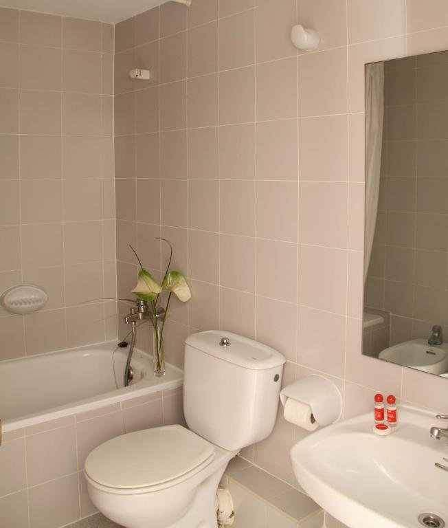 Interior twin room,562060578:JPEG