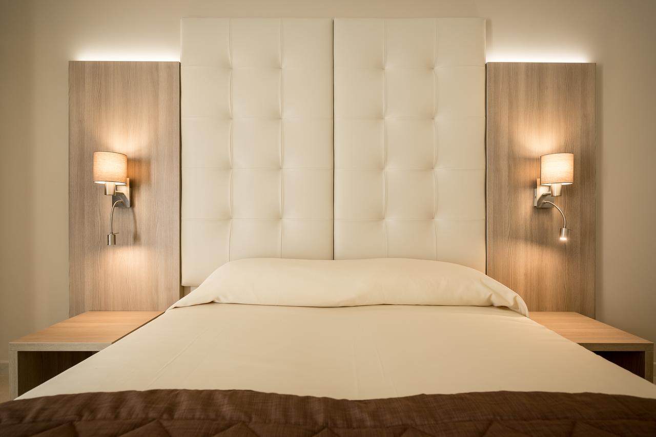 Small Double Room,631151628:JPEG
