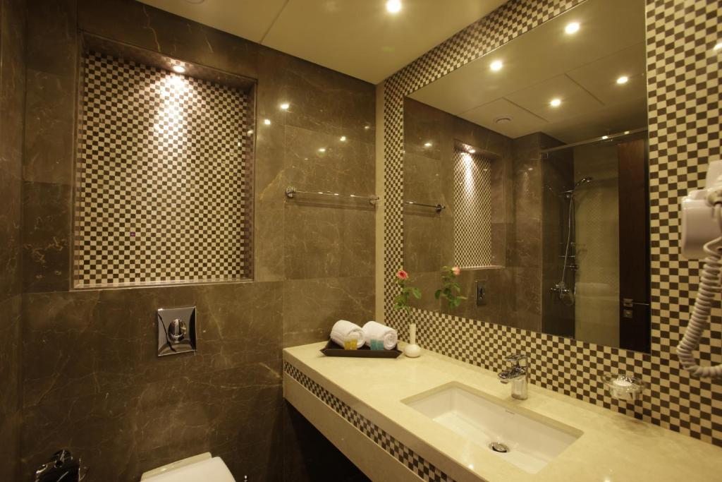 Grand Deluxe Room King Bed Sea View with balcony