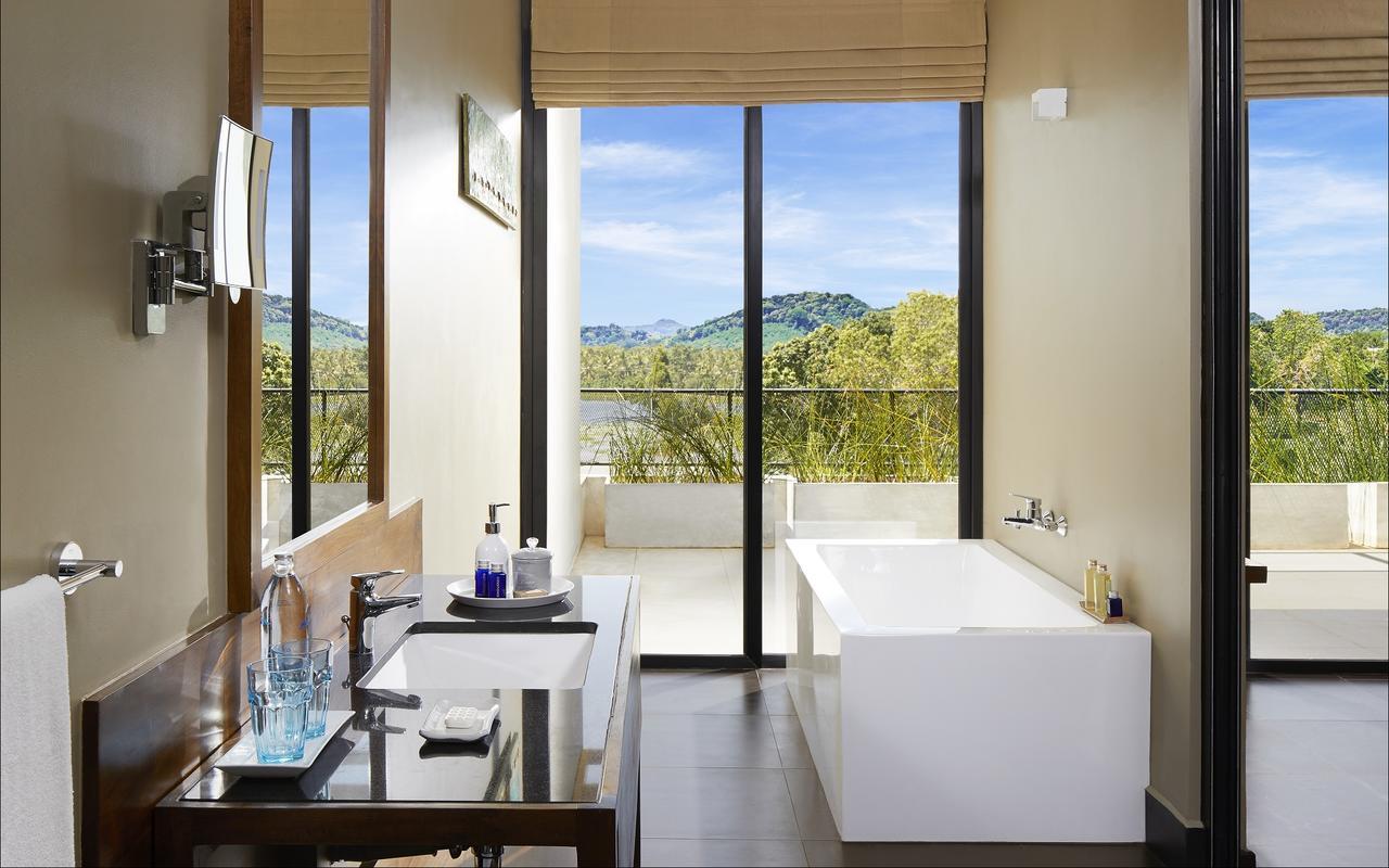 Super Deluxe Double Room at Lu Lin restaurant & the Canopy Bar