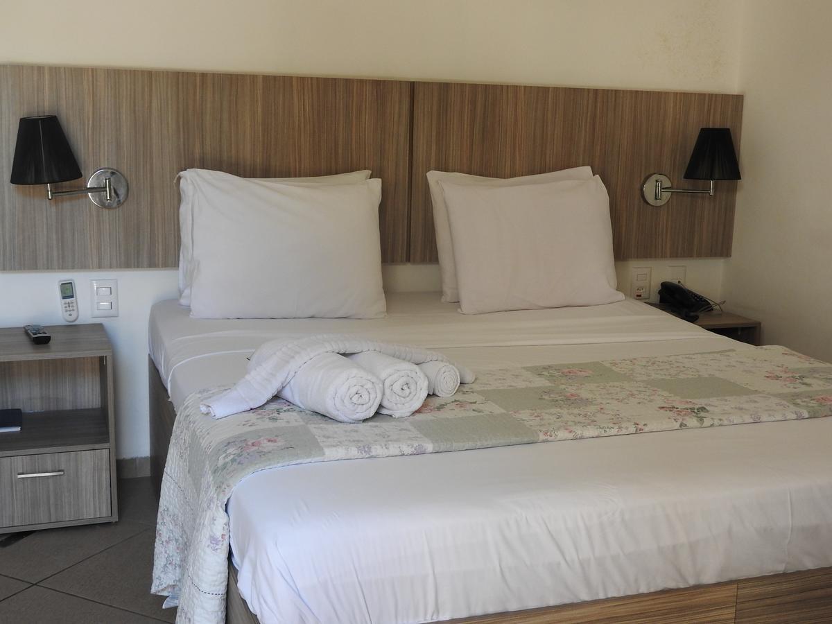 Habitación con cama grande