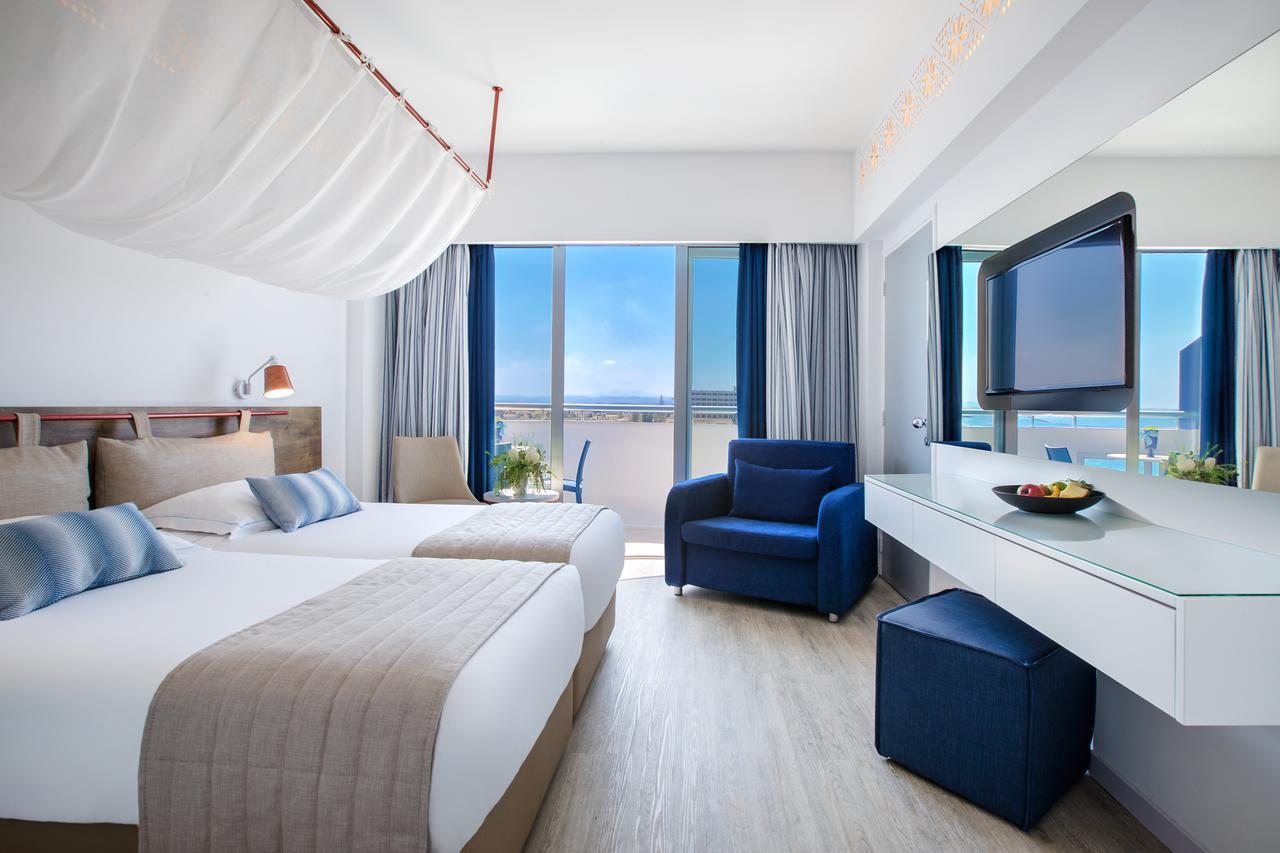 Suite Junior Familiar con vistas laterales al mar y terraza privada