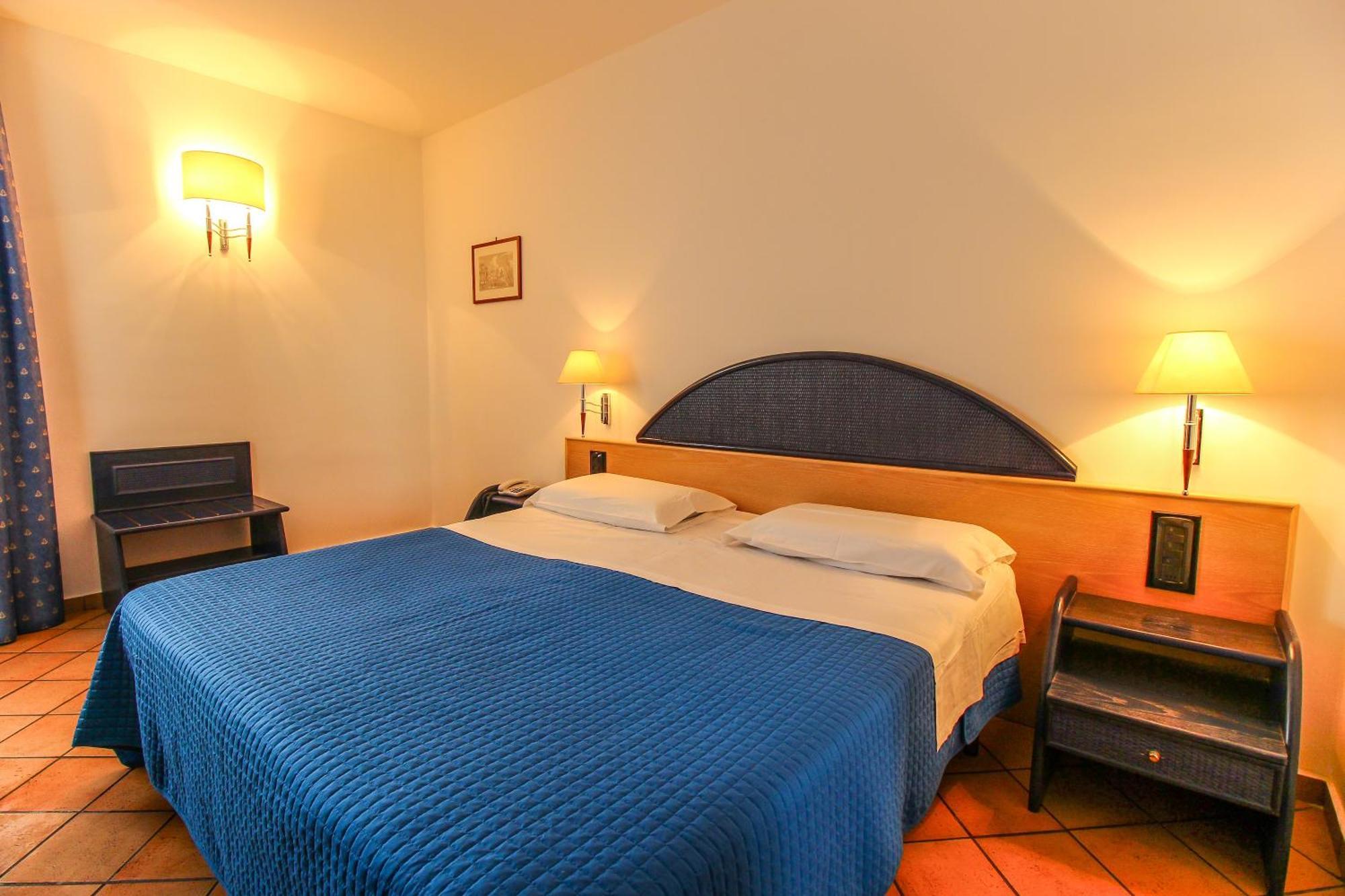 Standard Double or Twin Room,678868839:JPEG