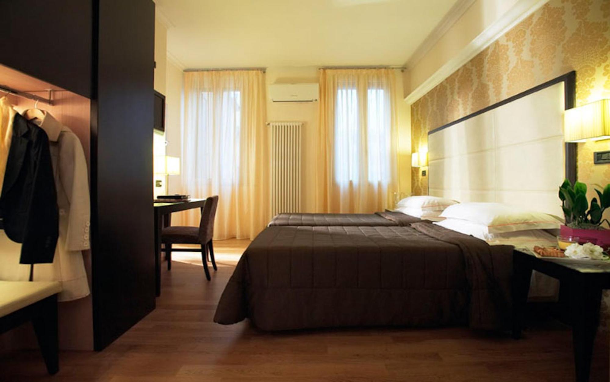 Quarto Gold com Cama de Casal ou 2 de Solteiro
