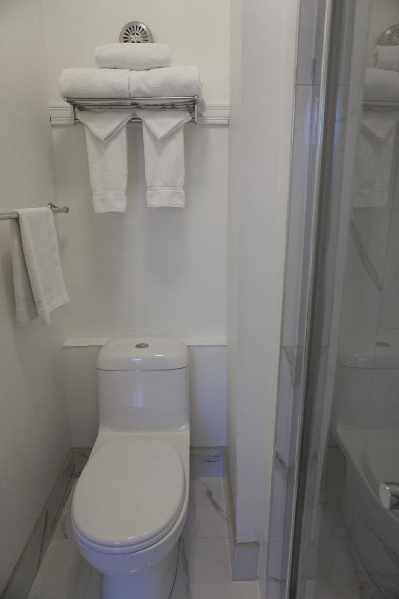 Petite Chambre Économique avec Salle de Bains Privative dans le Couloir