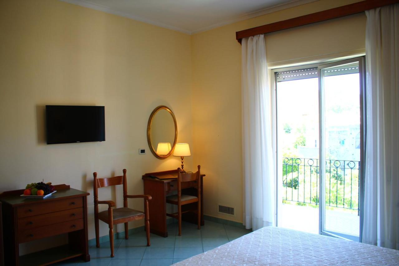Quartl Duplo com Cama Extra e Vista do Jardim