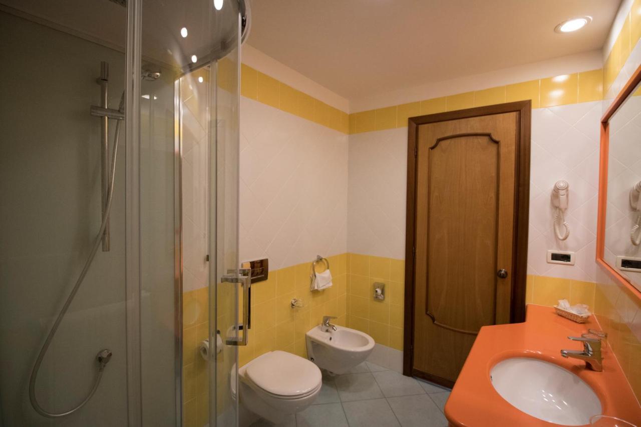 Quarto com Cama de Casal ou 2 de Solteiro e Cama Extra