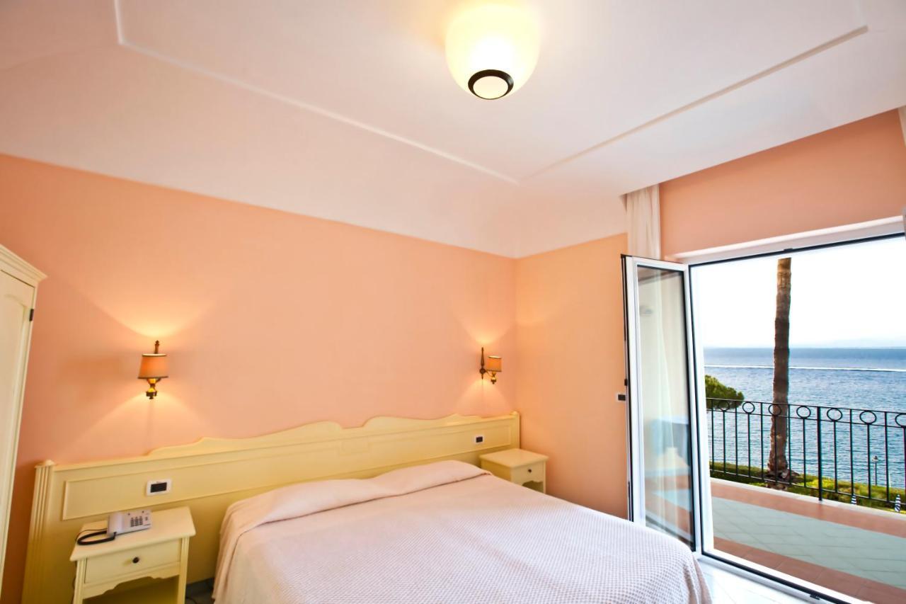 Quarto com Cama de Casal ou 2 de Solteiro, Varanda e Vista do Mar
