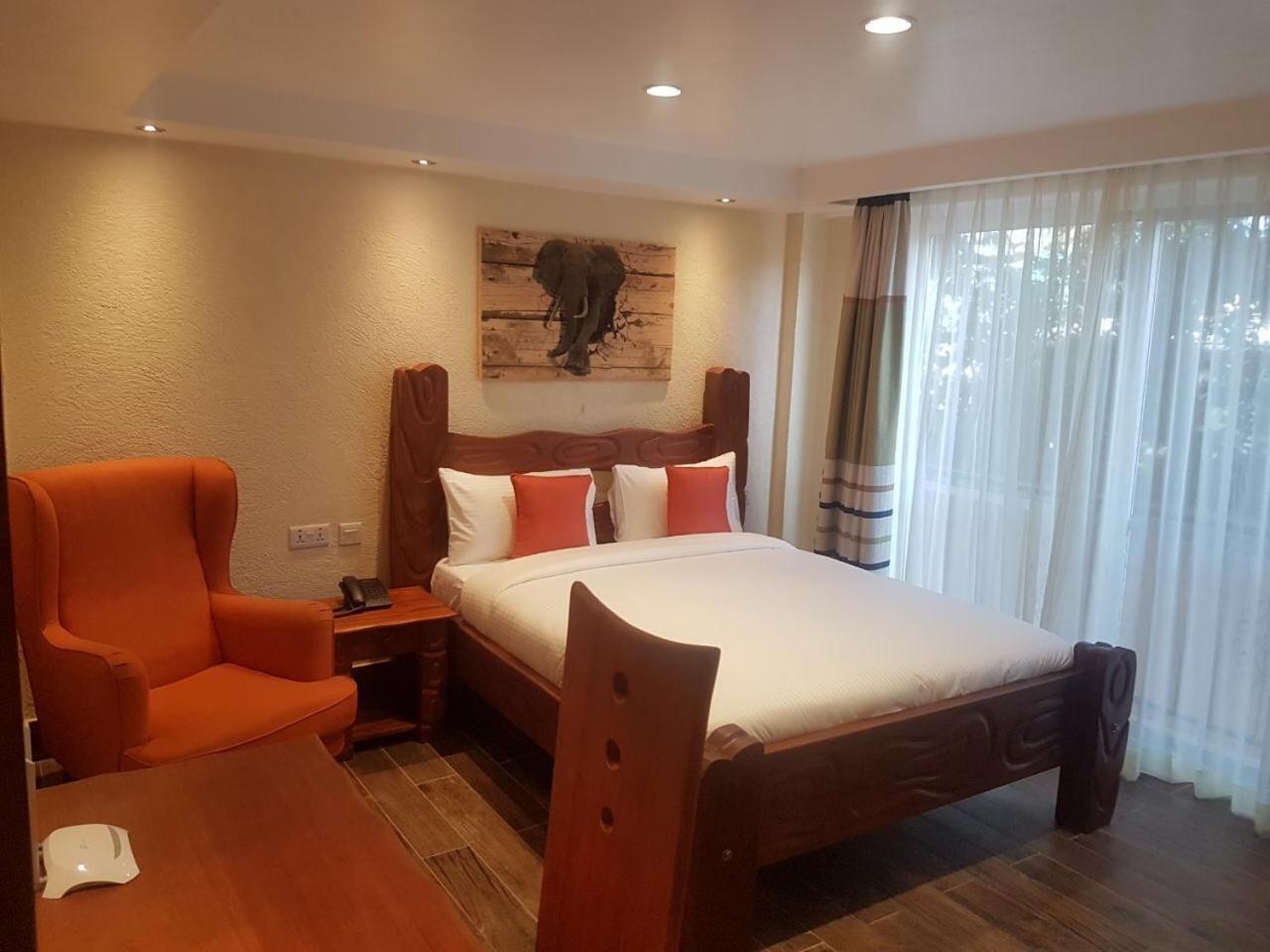 CLUB ROOM AC