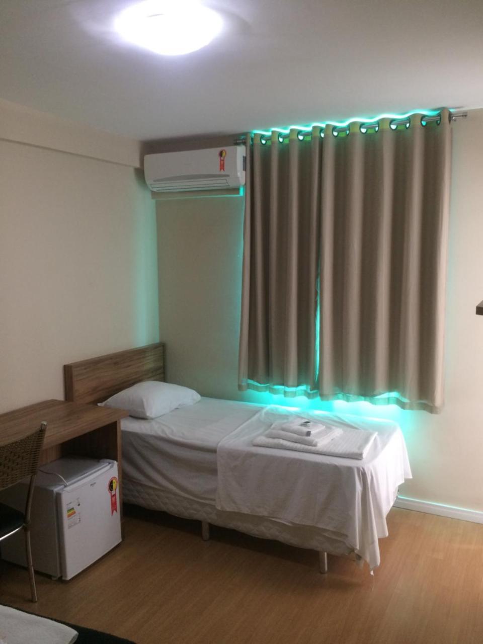 Quarto Grande com 2 Camas de Solteiro