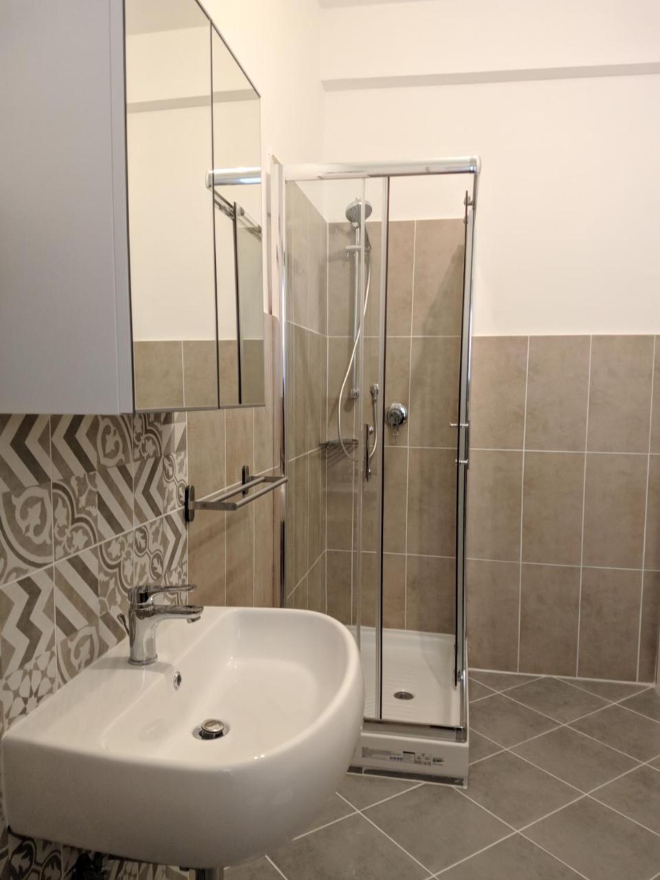Habitación con cama extragrande y balcón