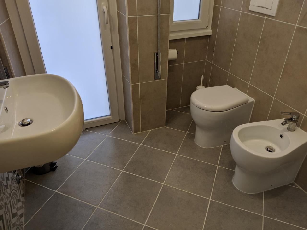 Habitación con cama extragrande y balcón