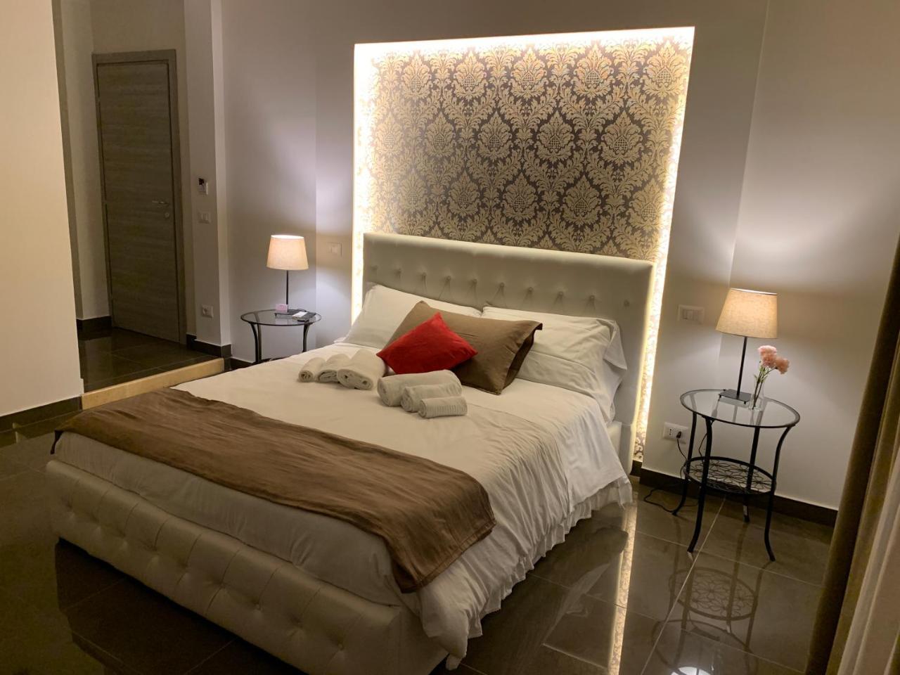 Habitación con cama extragrande y balcón