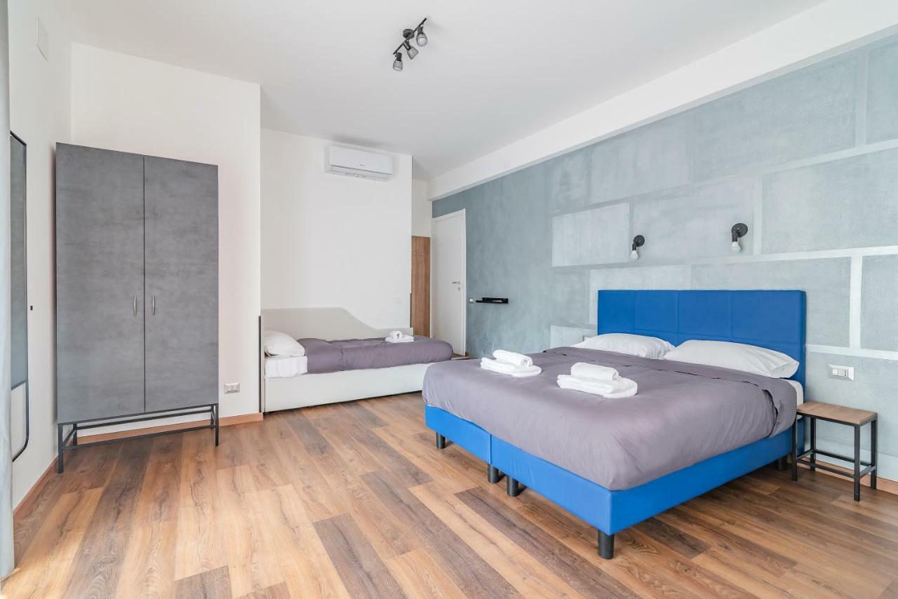 Habitación con cama extragrande y balcón