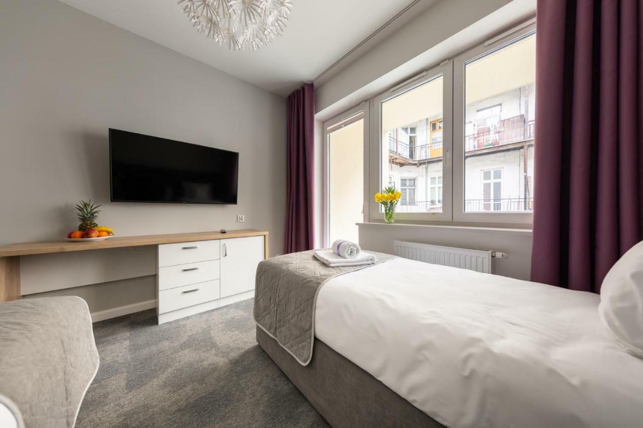 Habitación con cama extragrande y balcón