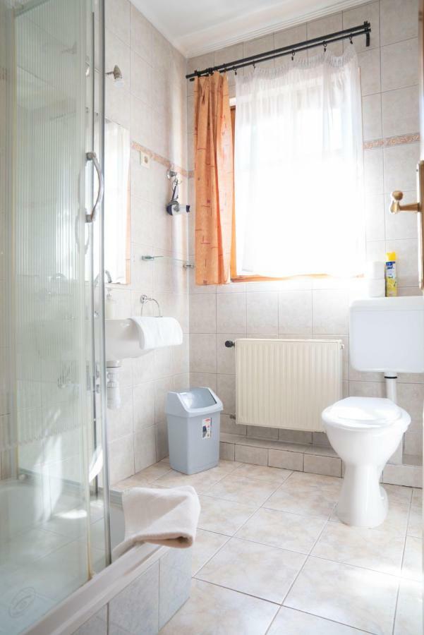 Dreibettzimmer mit Gartenblick