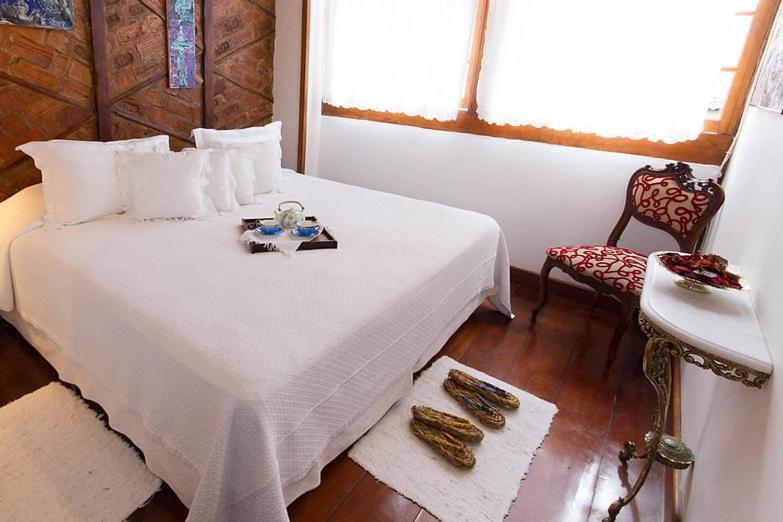 Habitación con cama extragrande.