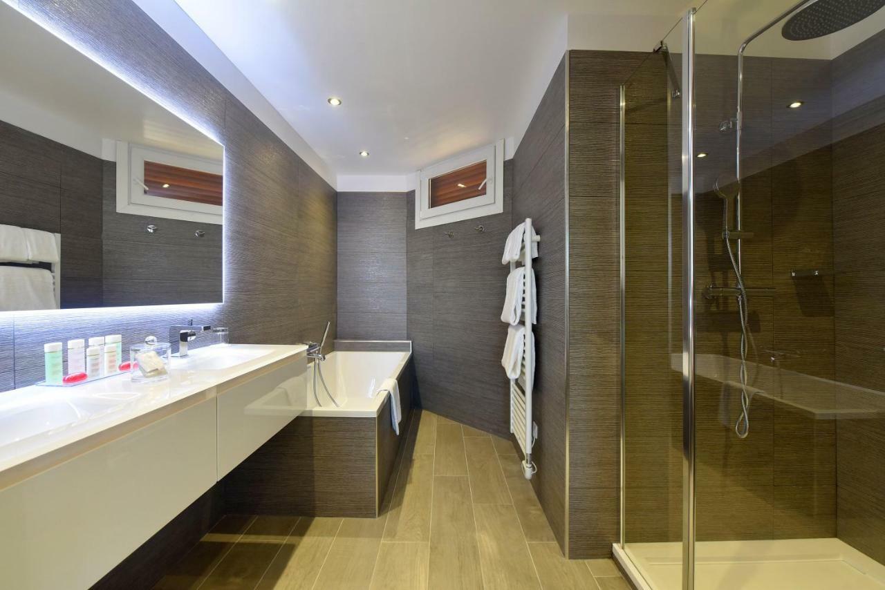 Suite met Balkon en Gedeeltelijk Uitzicht op Zee