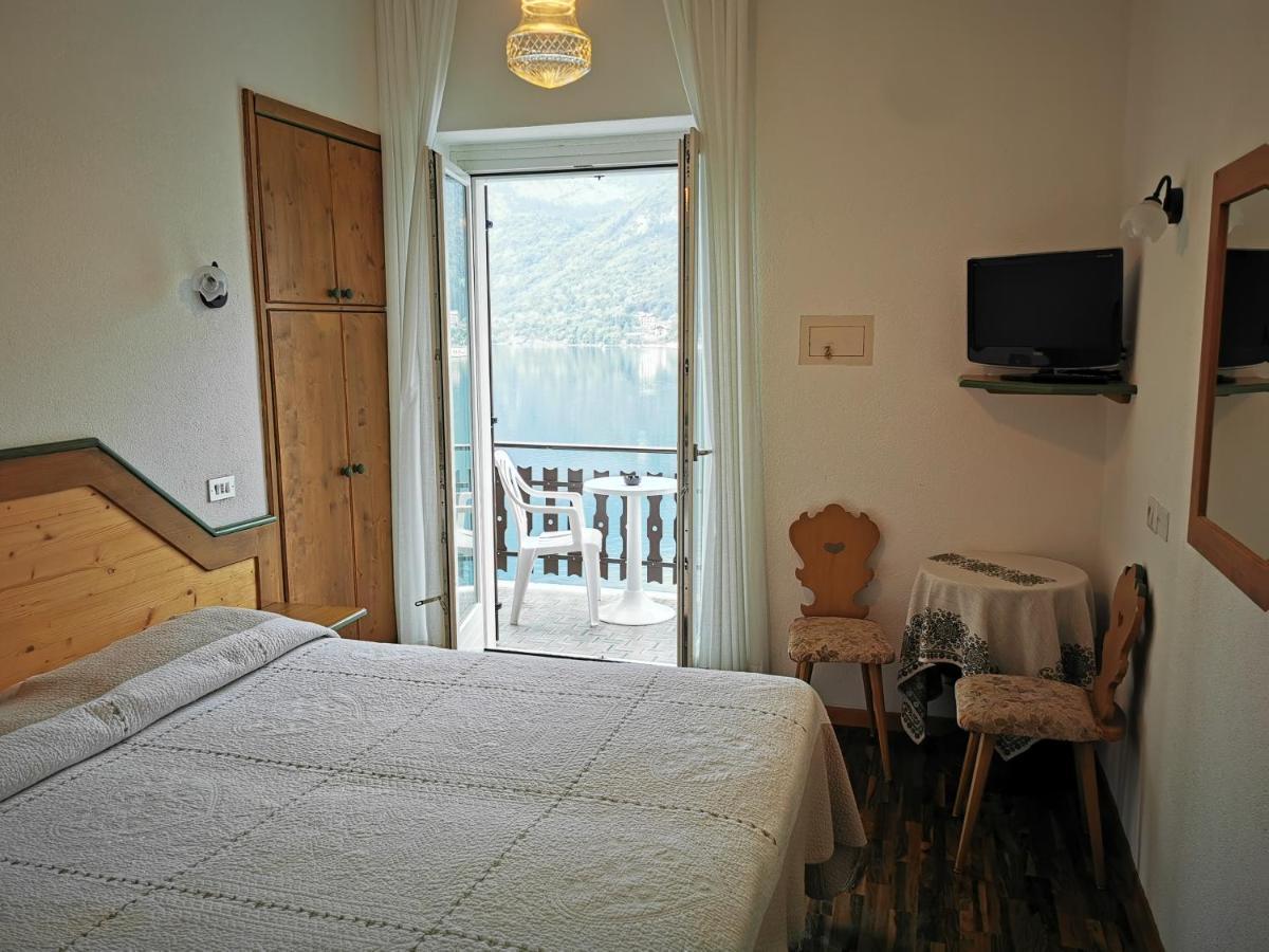 Tweepersoonskamer met 1 of 2 Bedden, een Balkon en Uitzicht op het Meer en de Bergen
