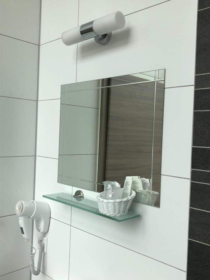 Tweepersoonskamer met 2 Aparte Bedden en Douche