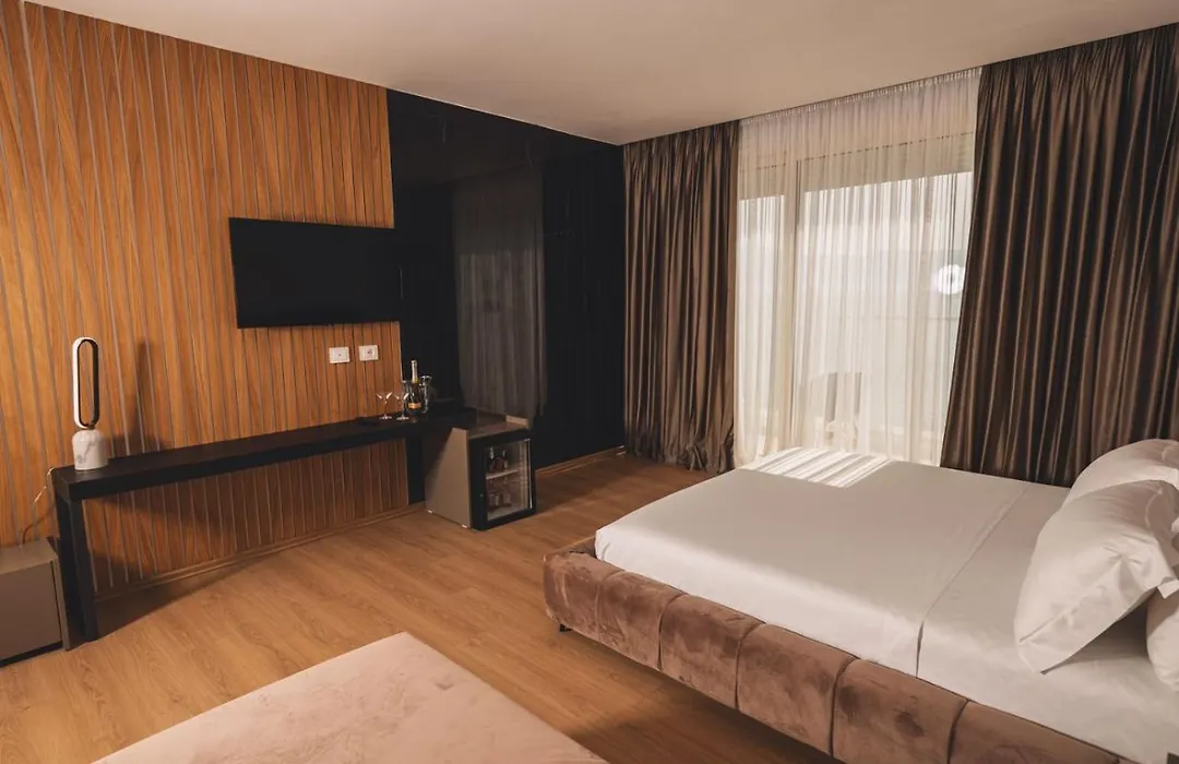 Grand Mirage-1