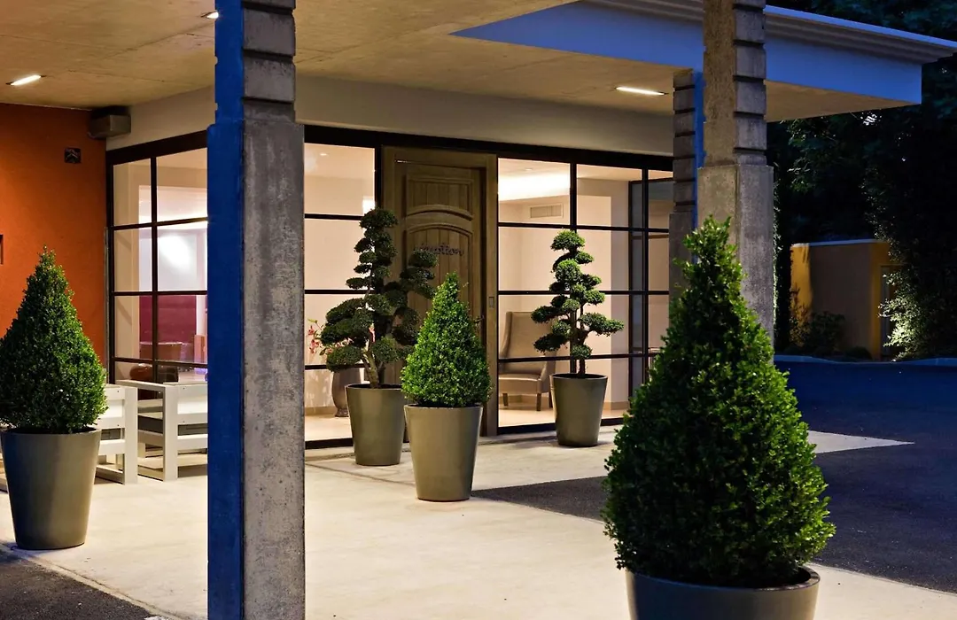 Best Western Plus Le Lavarin Avignon-1