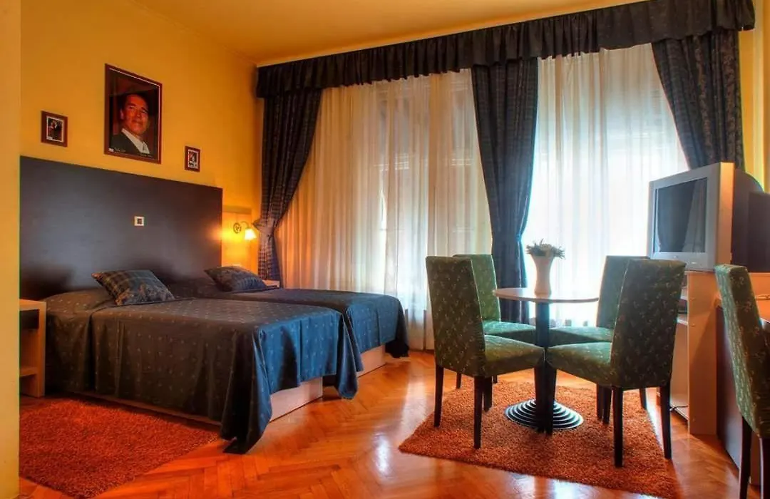 The Movie Hotel-1