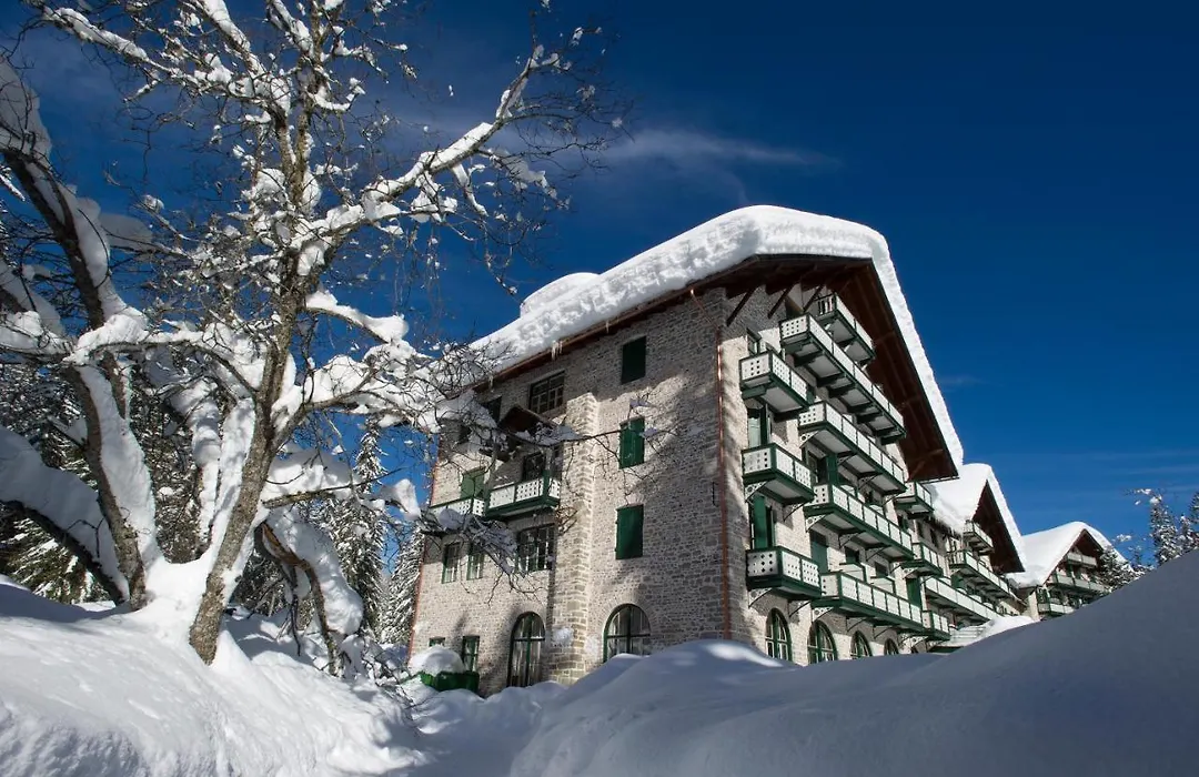 Hotel Lago Di Braies-1