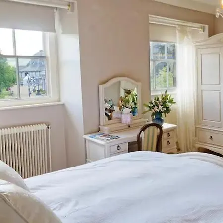 No 6 The Square Tearooms & Accommodation-3