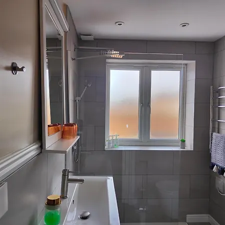 Clifton House O2 & Excel Rooms With Private Bathroom And Breakfast Option-3