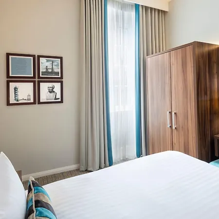 Courtyard By Marriott Edinburgh-3